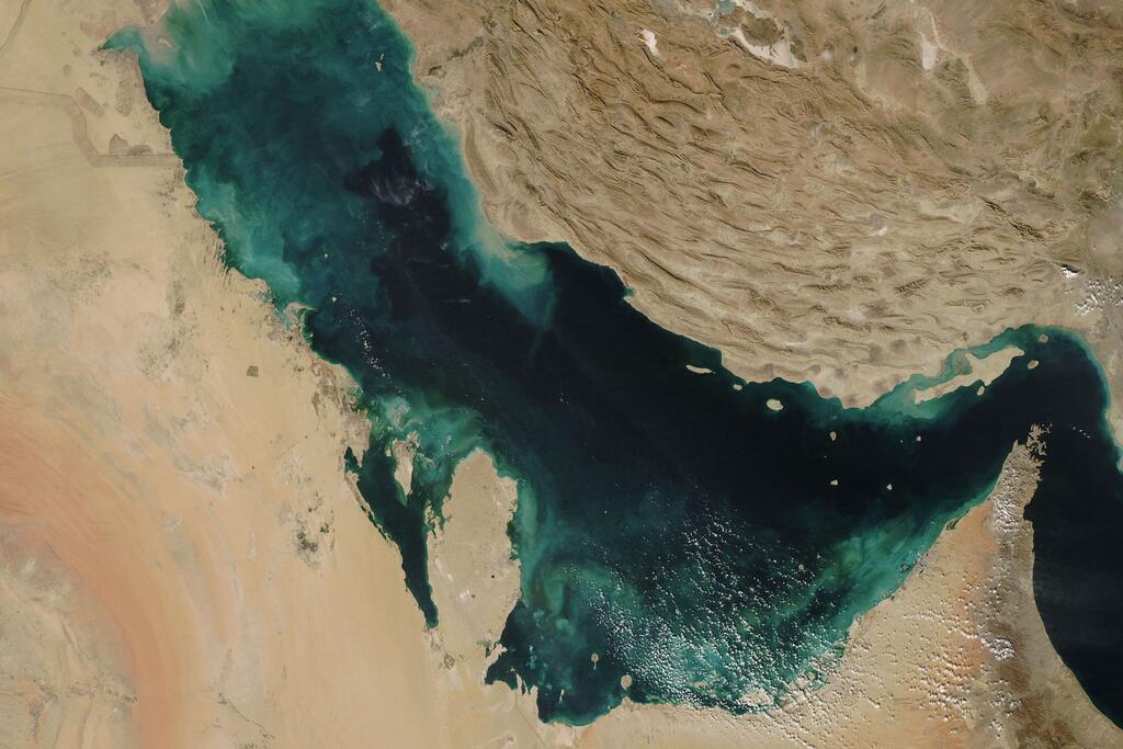 صورة قمر صناعي تظهر مضيق هرمز (أقصى اليمين).