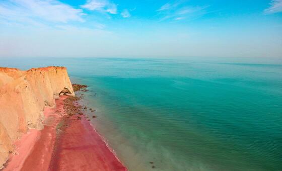 El estrecho de Ormuz une el Golfo Pérsico con el Golfo de Omán.