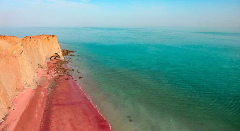 Ормузский пролив соединяет Персидский залив с Оманским заливом.