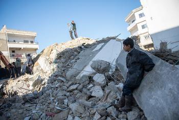 Menino na cidade de Jableh, no noroeste da Síria, observa o trabalho de escavação após o terremoto de fevereiro de 2023. (arquivo)