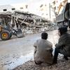Deux enfants regardent les dégâts causés par les tremblements de terre de février 2023 dans le nord-ouest de la Syrie.