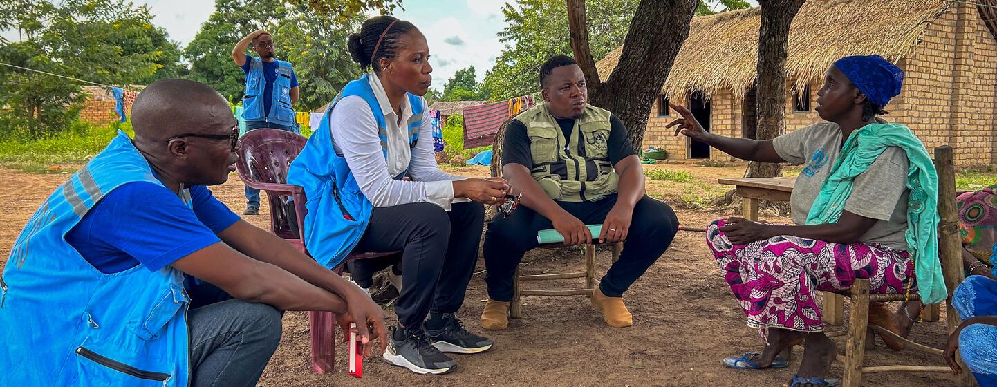 Edem Wosornu, directeur de la Division mondiale de réponse aux crises de l'OCHA, est assis avec des personnes déplacées à Zemio, en République centrafricaine, lors d'une réunion avec des ONG fournissant une aide.
