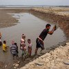تُبذل الجهود في بنغلاديش لتحسين حماية السواحل من الفيضانات التي تسببها الأعاصير وارتفاع مستويات مياه البحر بسبب تغير المناخ.
