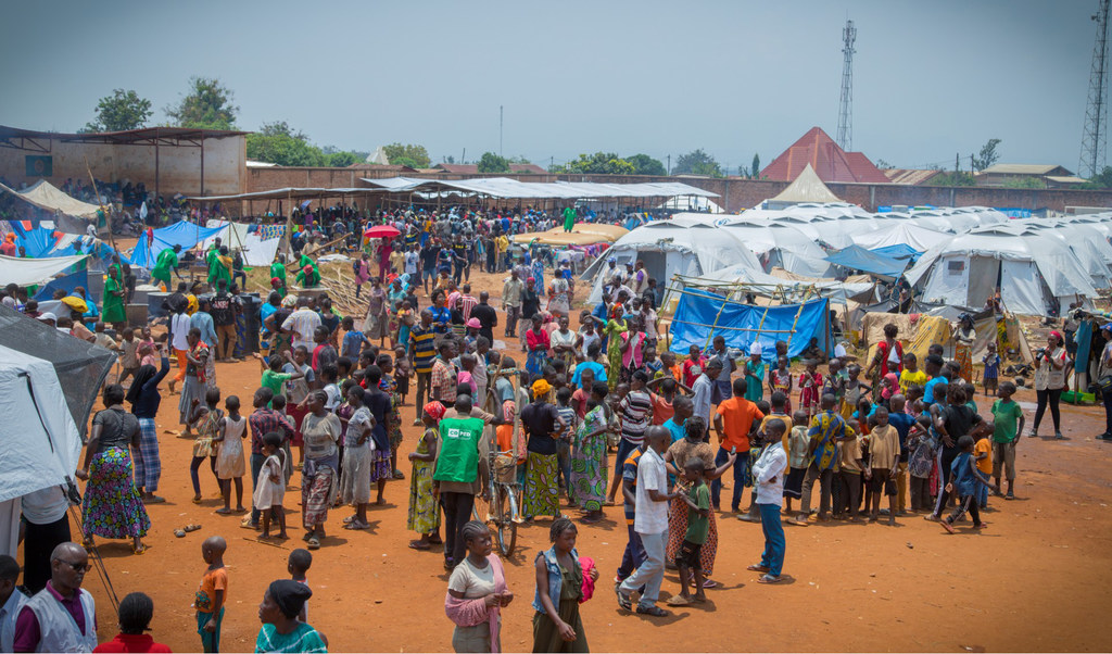 Familias desplazadas en el lugar de tránsito de Rugombo, en la provincia de Cibitoke (Burundi), tras huir del conflicto en la RDC.