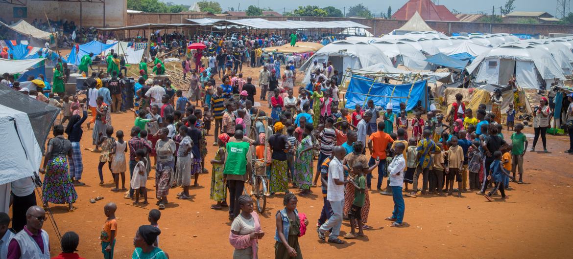 Familias desplazadas en el lugar de tránsito de Rugombo, en la provincia de Cibitoke (Burundi), tras huir del conflicto en la RDC. Familias desplazadas en el lugar de tránsito de Rugombo, en la provincia de Cibitoke (Burundi), tras huir del conflicto en la RDC.