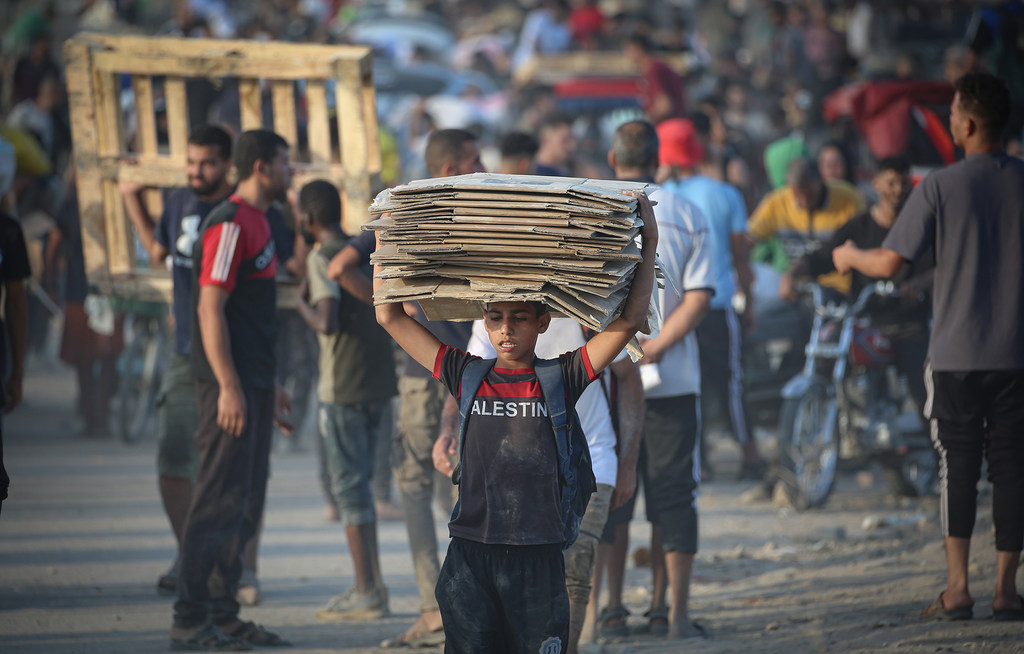 Un garçon marche à Netzarim, dans la bande de Gaza.