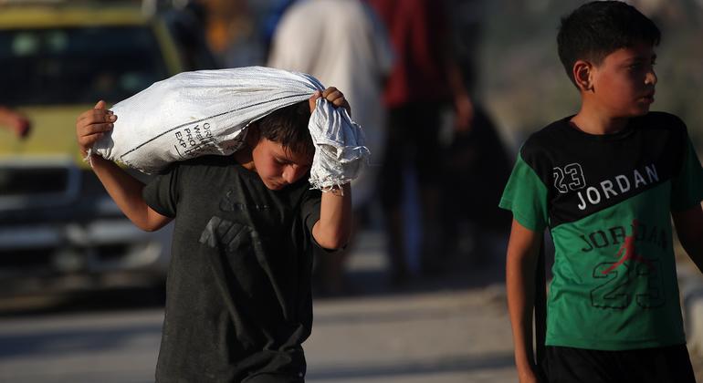 يتعرض الأشخاص الجائعون في غزة لخطر إطلاق النار عليهم أثناء حصولهم على المساعدات الغذائية.