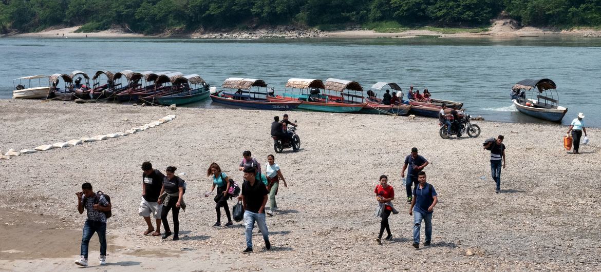 Solicitantes de asilo cruzan el río Usumacinta hacia México desde Guatemala. 