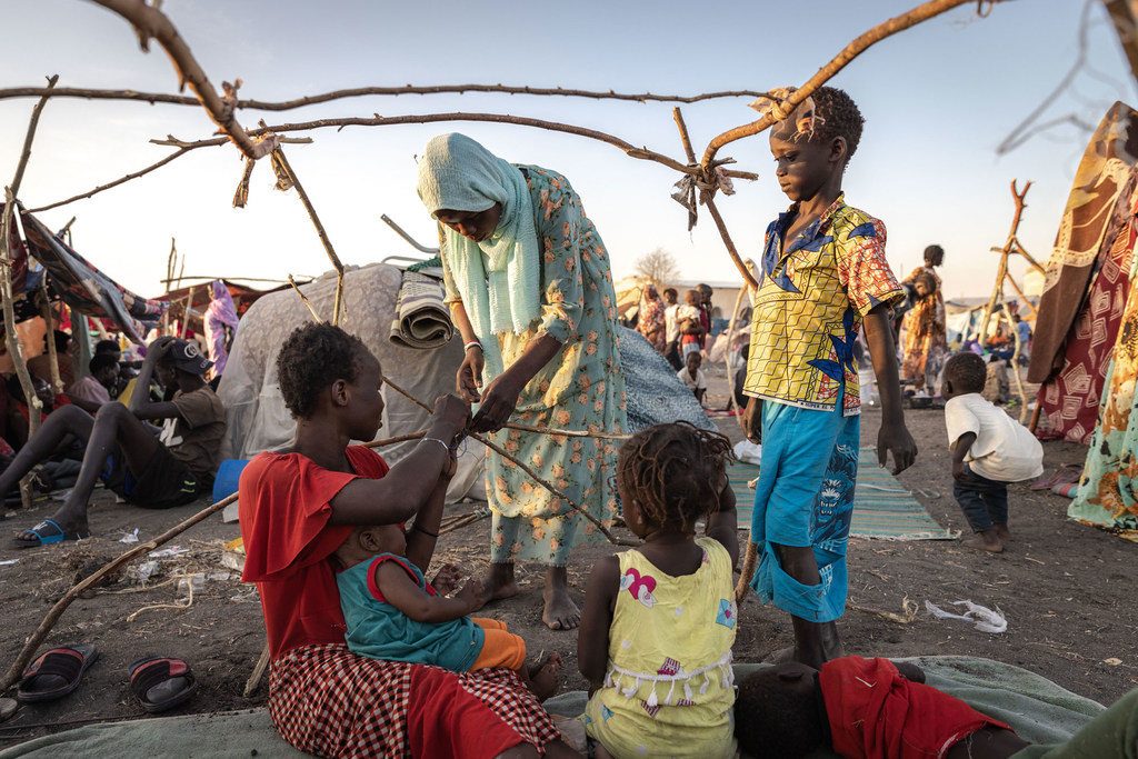 Refugiados que huyen de Sudán construyen un refugio temporal en la frontera con Sudán del Sur. 