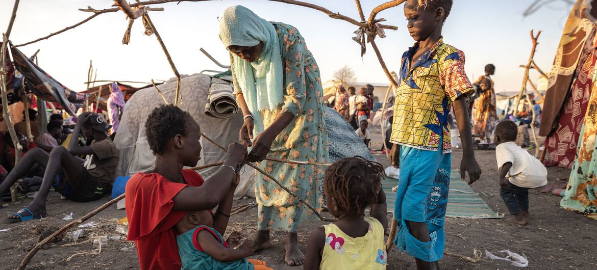 Des réfugiés fuyant le Soudan construisent un abri temporaire à la frontière avec le Soudan du Sud. 