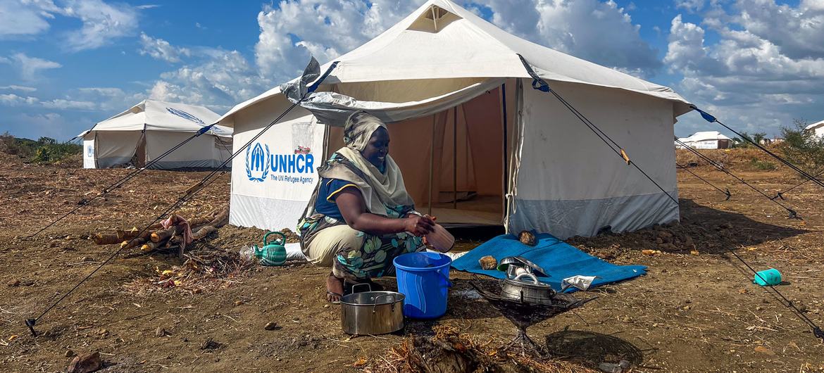 Um refugiado da violência no Sudão vive atualmente no campo de refugiados de Gorom, no Sudão do Sul