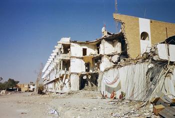 Makao makuu ya Umoja wa Mataifa huko Baghdad, yaliharibiwa na bomu mnamo Agosti 19, 2003.