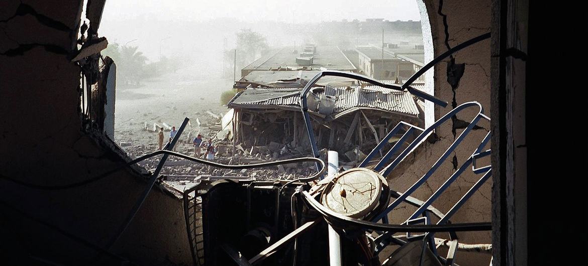 इराक़ की राजधानी बग़दाद में, 19 अगस्त 2003 को, एक ट्रक बम ने, वहाँ स्थित यूएन मुख्यालय को ध्वस्त कर दिया था.