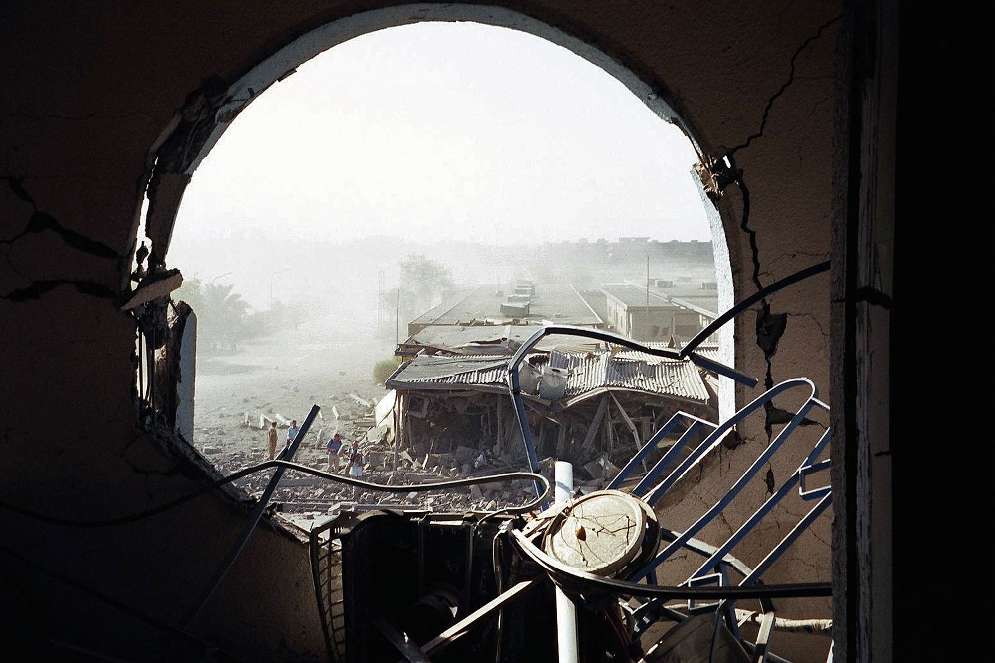 Un attentat à la voiture piégée a détruit le siège des Nations Unies à Bagdad, le 19 août 2003.