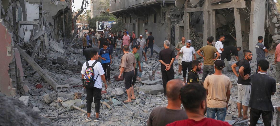 Gaza observan la destrucción en un barrio fuertemente bombardeado.