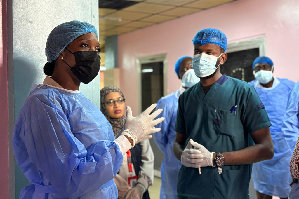 La Directrice des opérations et du plaidoyer d’OCHA, Edem Wosornu, visite un centre de traitement du choléra à Umdurman, Khartoum, au Soudan.