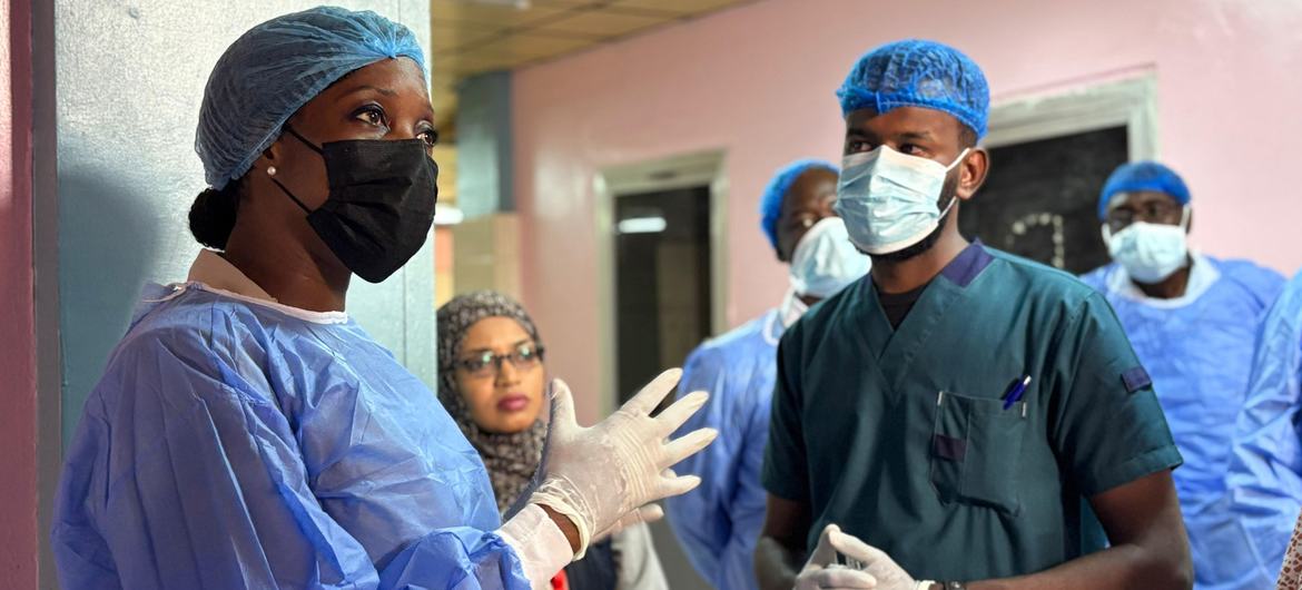 OCHA’s Director of Operations and Advocacy, Edem Wosornu, visits a cholera treatment centre in Umdurman, Khartoum, Sudan. OCHA’s Director of Operations and Advocacy, Edem Wosornu, visits a cholera treatment centre in Umdurman, Khartoum, Sudan.
