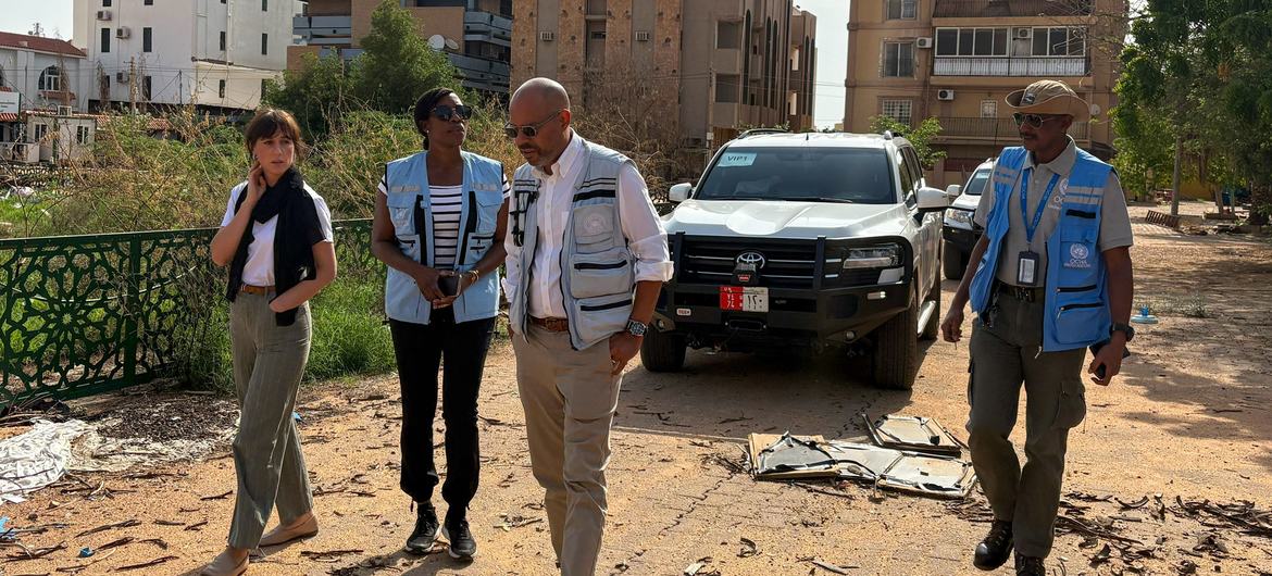 مدير العمليات والمناصرة في مكتب الأمم المتحدة لتنسيق الشئون الإنسانية، إيديم وسورنو، (الثانية من اليسار) أثناء زيارتها للخرطوم.