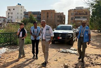 مدير العمليات والمناصرة في مكتب الأمم المتحدة لتنسيق الشئون الإنسانية، إيديم وسورنو، (الثانية من اليسار) أثناء زيارتها للخرطوم.
