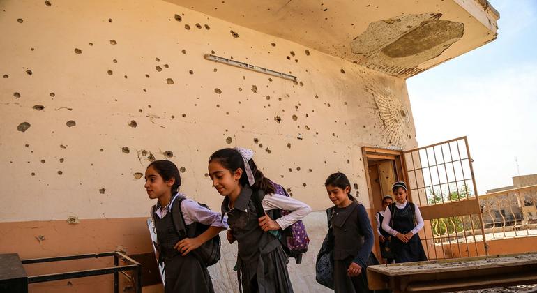 Unas escolares de Anbar, en Iraq, abandonan un aula dañada durante el conflicto.