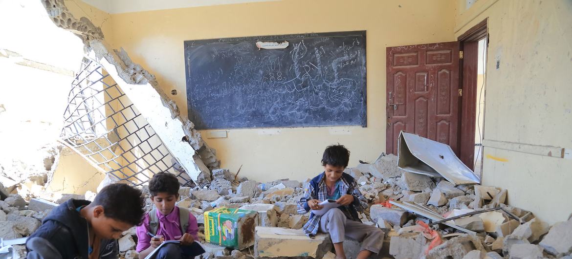 Niños estudiando en un aula destruida de la escuela Al Khair, en la provincia de Taiz, Yemen.