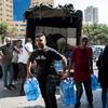 Suprimentos de emergência são recolhidos por moradores do sul de Beirute