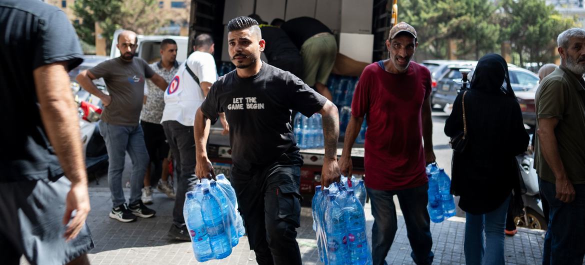 جنوبی بیروت میں لوگ یو این اداروں کی طرف سے تقسیم کی جانے والی اشیائے ضروریہ وصول کر رہے ہیں۔