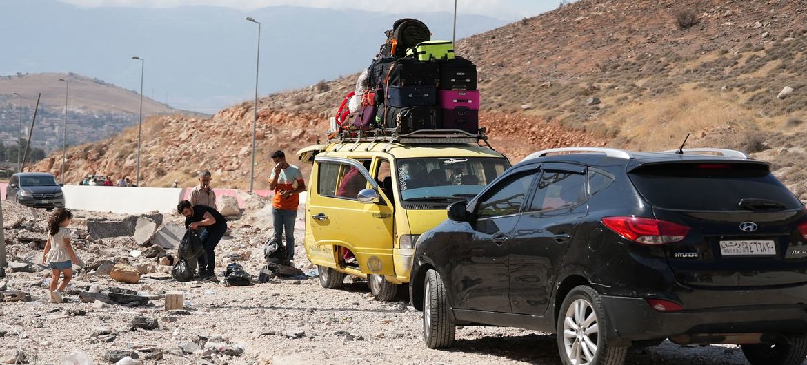 De nombreuses familles syriennes et libanaises ont fui le Liban vers la Syrie après l'escalade des frappes aériennes de l'armée israélienne