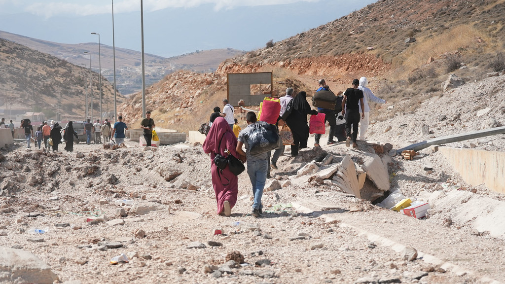 Des familles fuient vers la Syrie après des frappes aériennes au Liban.