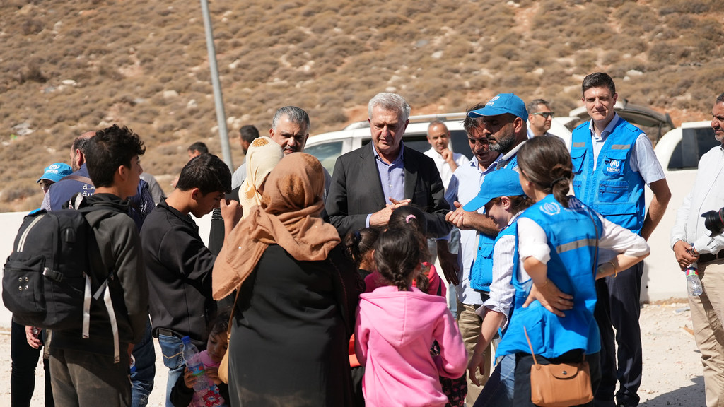 Le Haut Commissaire du HCR Filippo Grandi (au centre) visite la frontière entre le Liban et la Syrie.