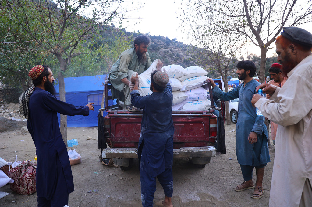 Food aid is delivered to people affected by the earthquake in eastern Afghanistan. 
