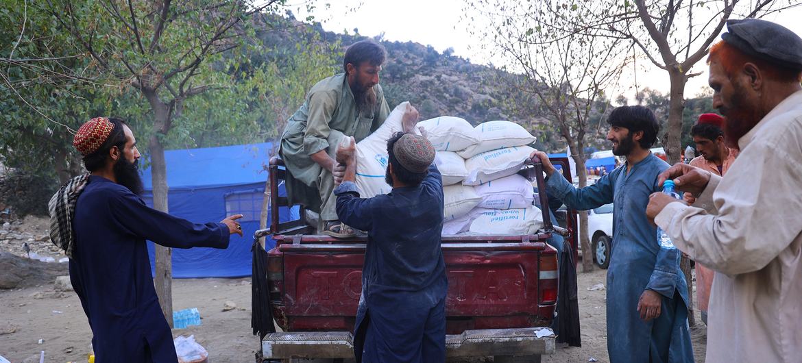 Продовольственная помощь для пострадавших от землетрясения на востоке Афганистана.