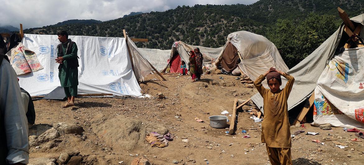 People who lost their homes in the earthquake which struck eastern Afghanistan are temporarily living in tents.