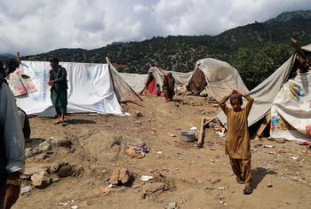 Las familias que perdieron sus casas en el terremoto de Afganistán viven en tiendas de campaña o durmen a la intemperie.