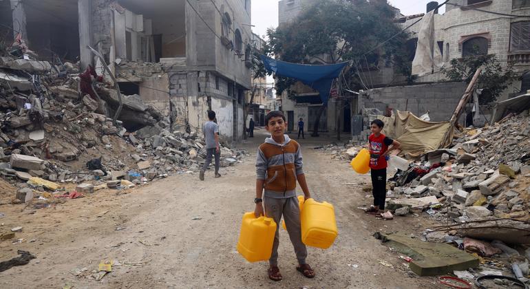 В Газе не хватает воды, разрушены жилые дома, людям негде жить. 