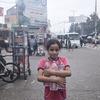 Uma menina de 8 anos carrega garrafas que encherá de água potável para sua família
