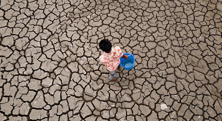Dans le paysage aride de Shyamnagar Union, à Satkhira au Bangladesh, un jeune homme brave la sécheresse et se dirige vers un réservoir pour récupérer de l'eau.