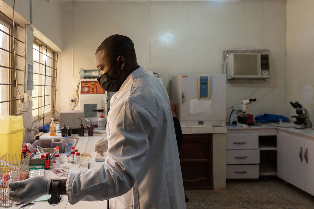 Daktari akichambua sampuli katika maabara ya hospitali ya mafunzo nchini Nigeria