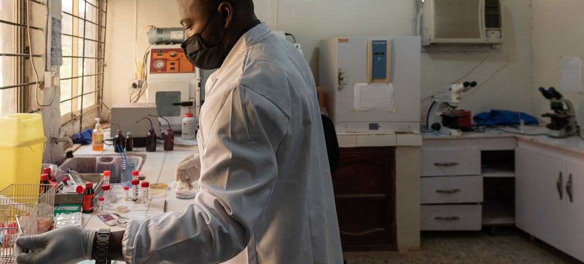 Un médico revisando una muestra en el laboratorio de microbiología de un hospital universitario de Nigeria.