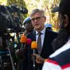 Jean-Pierre Lacroix, chef des opérations de maintien de la paix de ONU , s'adresse à la presse à Bangui, en République centrafricaine, devant les Casques bleus.