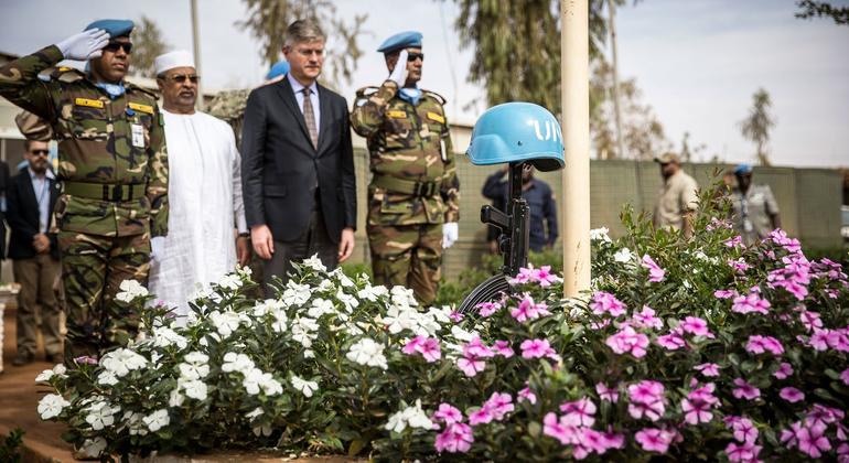 Jean-Pierre Lacroix, subsecretário-geral de Operações de Paz (centro à direita) participa de uma cerimônia de comemoração em homenagem aos soldados de paz mortos em Gao, Mali.
