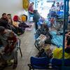 نازحون يحتمون في عيادة صحية في غزة.