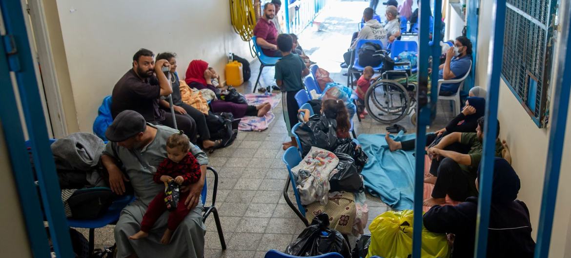Des personnes déplacées par les combats s'abritent dans un dispensaire à Gaza.