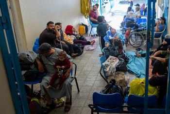 Des personnes déplacées par les combats s'abritent dans un dispensaire à Gaza.