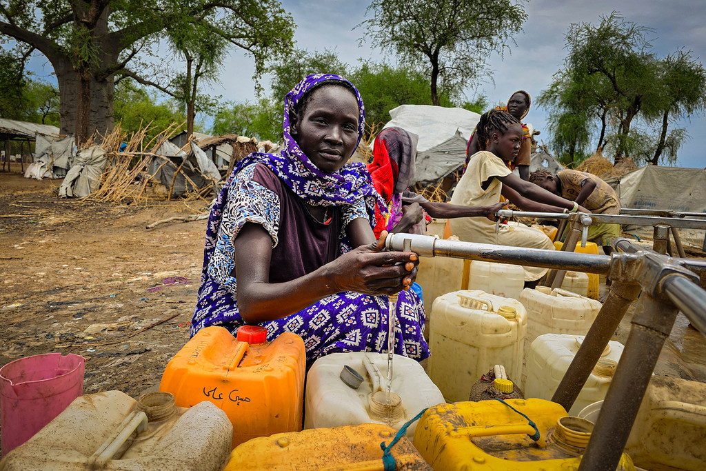 Une femme contrainte de fuir son foyer va chercher de l'eau à Maban, au Soudan du Sud.
