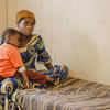 Mwanamke na mtoto wakisubiri katika kituo cha matibabu ya kipindupindu katika jimbo la Kivu Kusini, DR Congo.