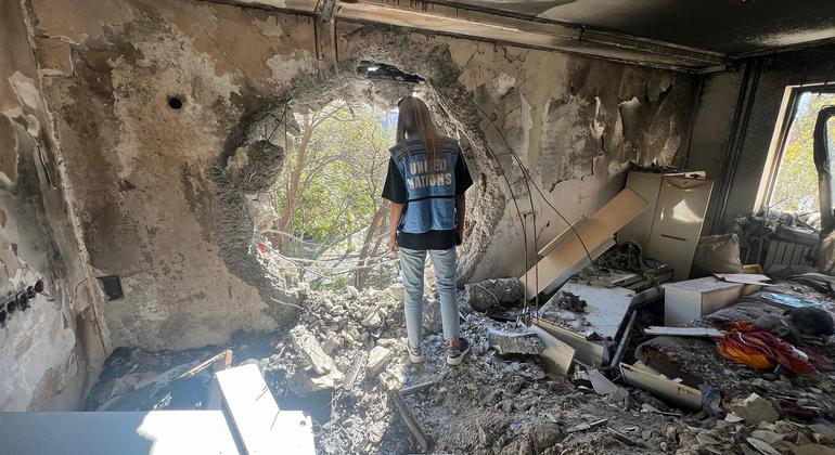 一名联合国工作人员正在乌克兰检查一栋在持续对俄战争中受损的建筑。