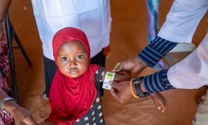 Mtoto mchanga aliyevaa hijabu nyekundu anachunguzwa katika kituo cha afya katika kambi ya Ladan IDP, Dollow, Jubaland, Somalia, kama sehemu ya mpango wa msaada wa lishe wa WFP na KSrelief.