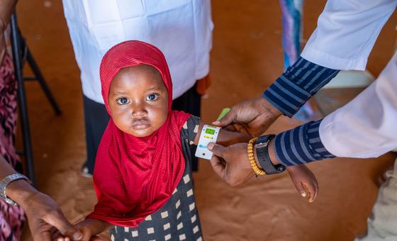 طفلت تخضع للفحص للتأكد من عدم إصابتها بسوء التغذية في مخيم للنازحين في جوبالاند، الصومال.