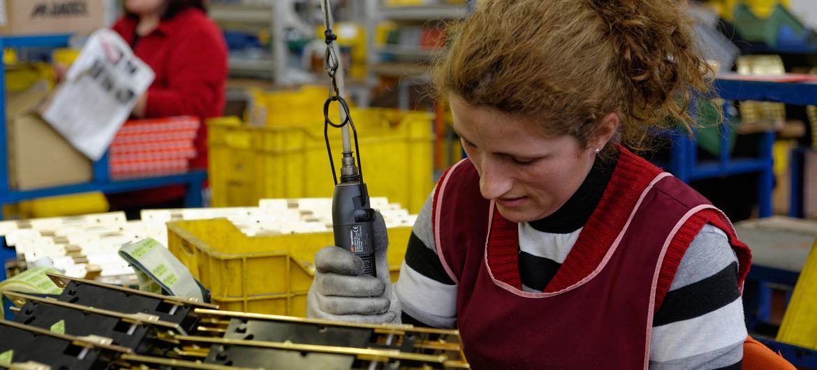 Funcionária da Manifacture Italiana em Durrës, Albânia. Pesquisadores da OIT sugerem que o fortalecimento dos sistemas de proteção social e a sua adaptação a novas realidades requer ação política decisiva